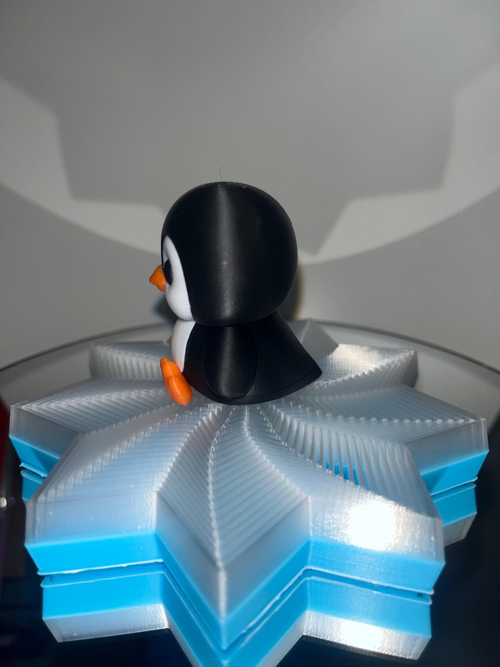 Fidget Penguin Iceburg optional 3xLED light and 3xAAA batteries.