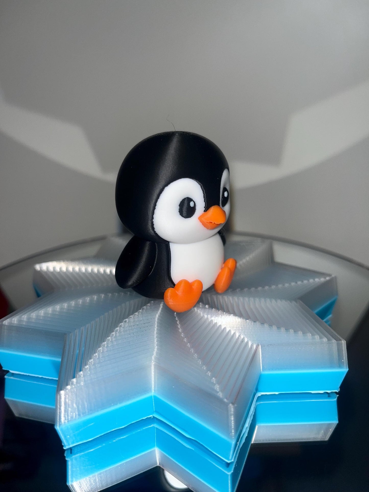 Fidget Penguin Iceburg optional 3xLED light and 3xAAA batteries.